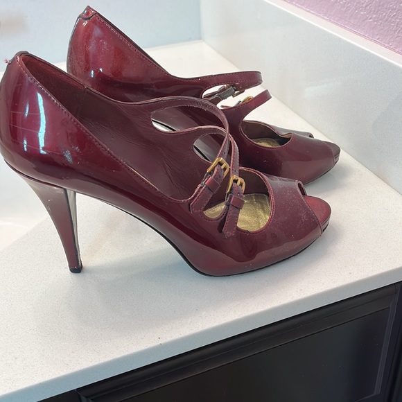 Via Spiga Dark ruby peep toe pump with strap detail. Size 8. - Picture 5 of 8